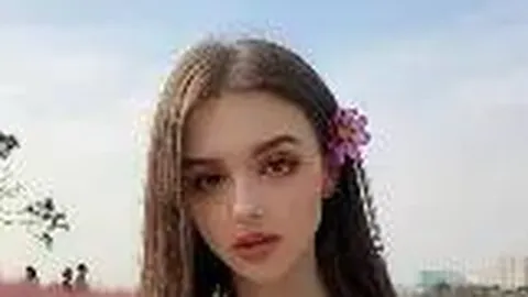 霍思燕杜江街头甜蜜互动，腹部凸起引怀孕猜测